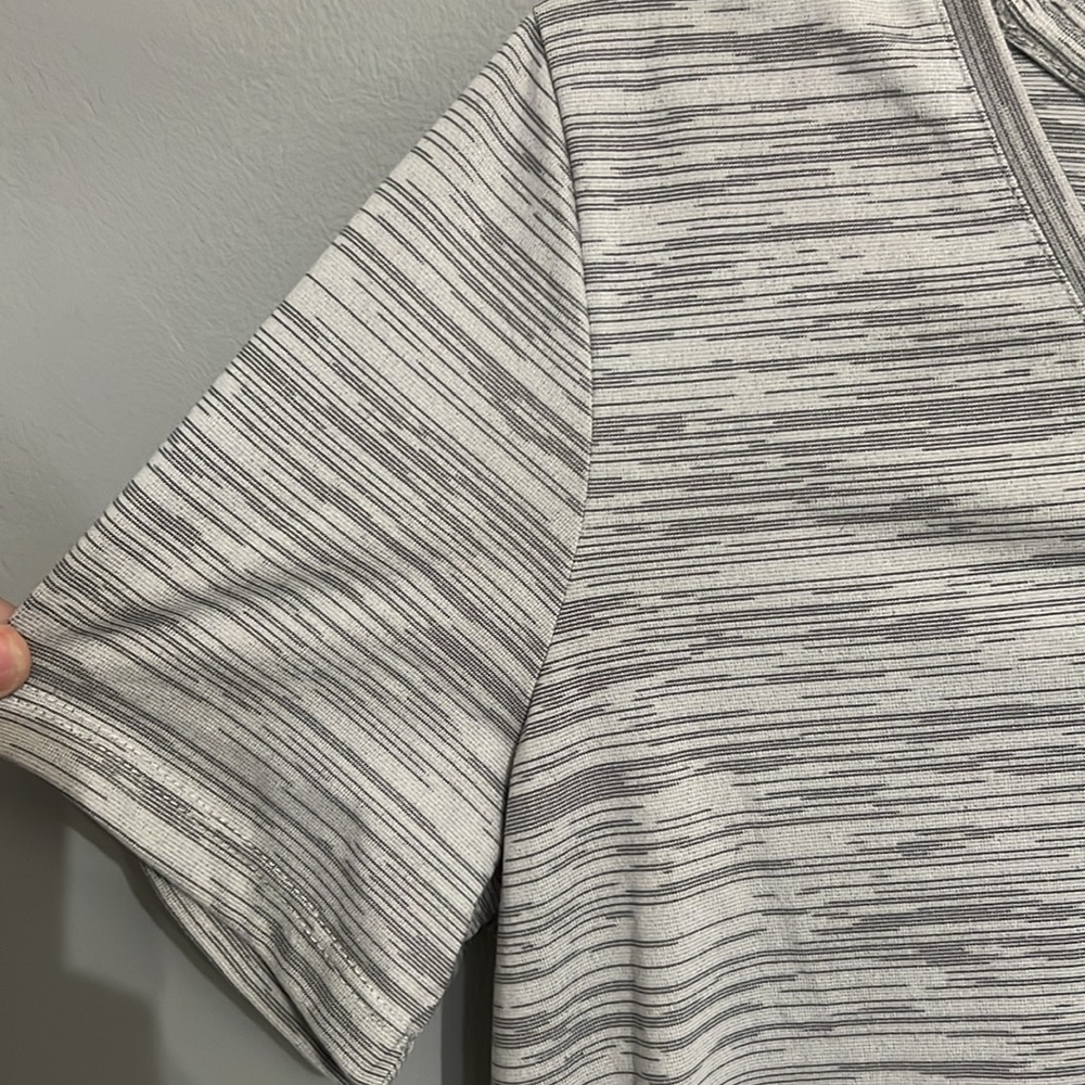 Nike Gray Short Sleeve Tee for Everyday Comfort - Picture 4 of 6